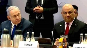 مسئول حكومي يمني يكشف سبب ظهوره بجانب رئيس وزراء اسرائيل
