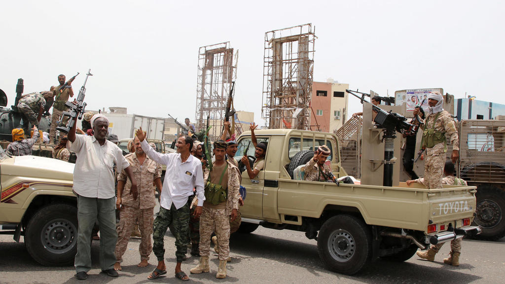 الحوثي يقترب من ابين، والانتقالي يدفع بتعزيزات إلى المحافظة، والقوات الحكومية تستخدم مضادات الطيران لاول مرة، وتوقعات بمعارك طاحنة خلال الساعات القادمة