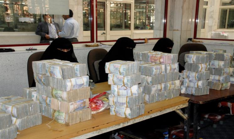 حكومة الحوثيين تُعلن لجميع الموظفيين أخبار سارة بشأن الرواتب وهذا ما سيحدث بعد يوم غد (تفاصيل)