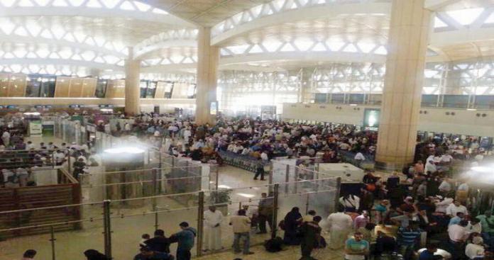 ليس قصف من اليمن..صرخات مئات النساء تسطير على مطار الرياض الدولي في السعودية ( السبب مفاجئ فيديو )