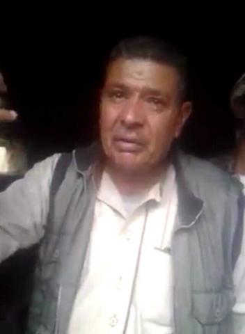 شاهد بالفيديو : يمني يبكي بحرقه من سجنه في صنعاء بعد فقدانه لعمله وعجزه عن دفع ايجار منزله