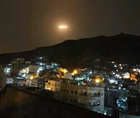 اول الصور لقنابل ضوئية اطلقها التحالف في سماء عدن