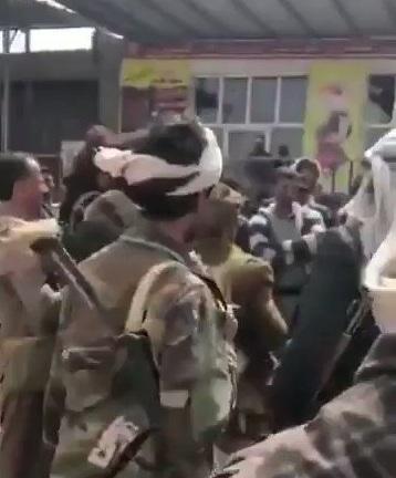 شاهد بالفيديو.. أبو علي الحاكم يظهر في مفرق الجوف بعد سيطرة قواته عليه
