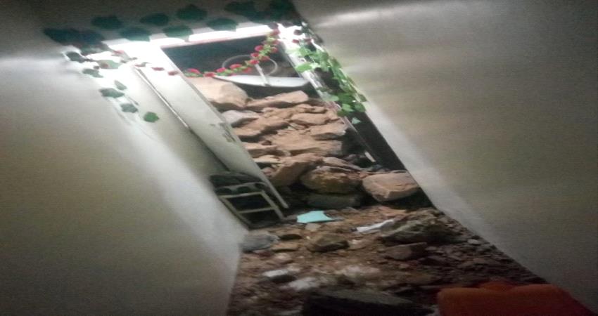 شاهد.. انهيار اجبلي على عدد من المنازل في عدن ” صورة”