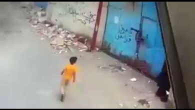 صورة فديو: شابان يعتديان بالضرب المبرح على أمهما في صنعاء