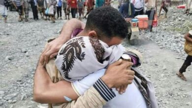 صورة عناق حار لمعتقل يمني عقب الافراج عنه اليوم