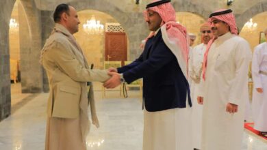 صورة السفير السعودي يجري محادثات مع قيادات الحوثيين في صنعاء